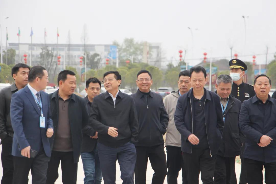  常德市政协主席朱水平一行考察德赢VWIN高星商业广场项目(图1)